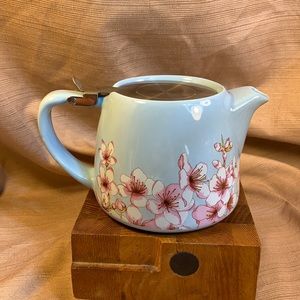 NWT Teavanna Teapot w/strainer insert never used